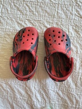 CROCS Kids Red and Black Marbled Clog Sandals